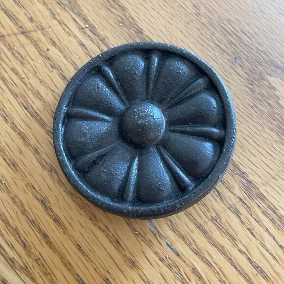 Cast Iron Rosette Casting – Ornamental Architectural Accent - Picture 1 of 4